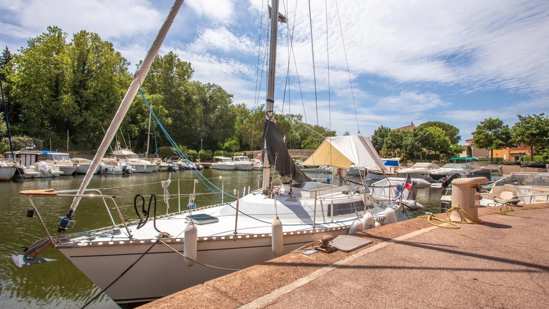 Bateau Dans Le Port De Cogolin Hotel Botel